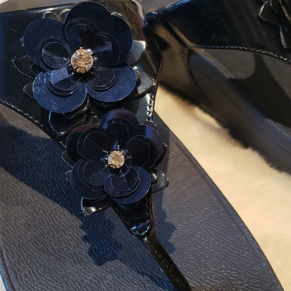 FitFlop Lulu navy blue  Flower Petals Patent Toe-Thong Comfort Sandals Woman’s 9 - Picture 8 of 9